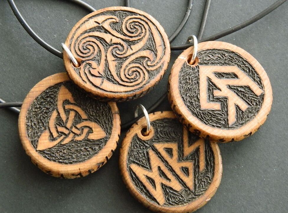 pendentifs avec runes porte-bonheur