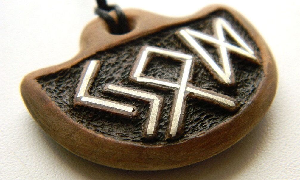 amulette porte-bonheur avec symboles runiques