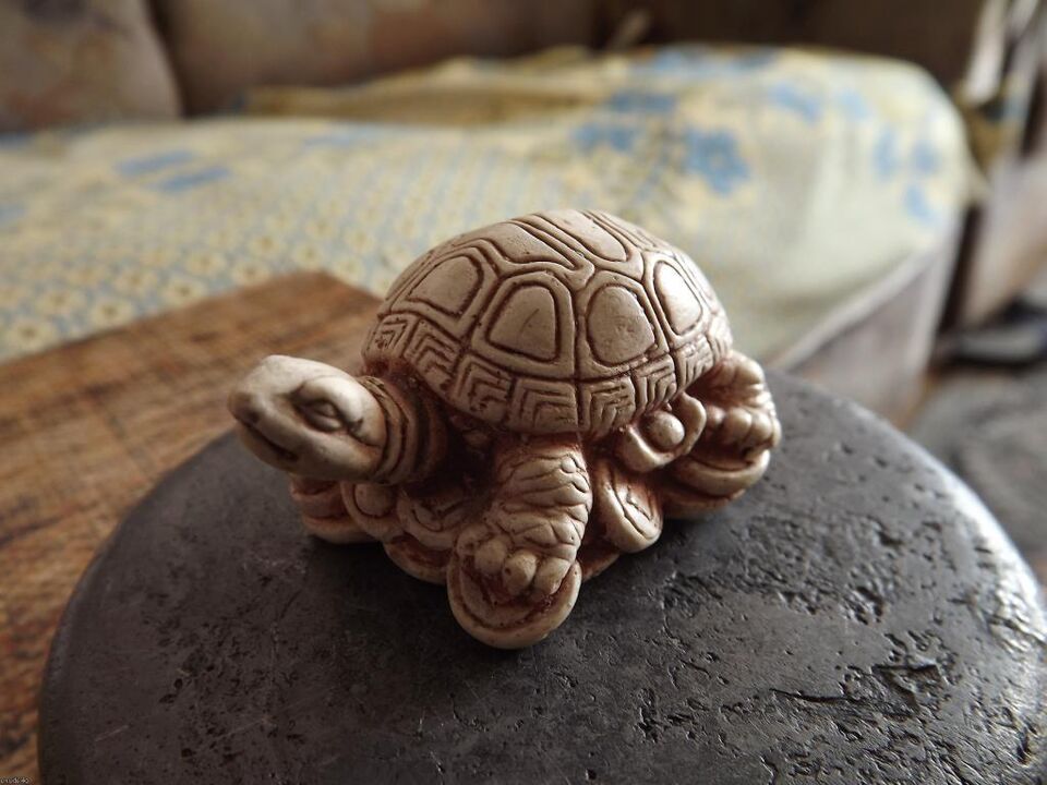 statuette de tortue comme amulette porte-bonheur